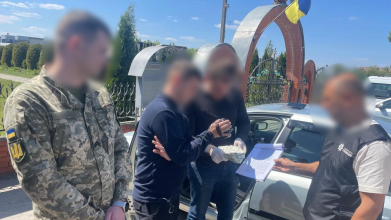 За 3000 доларів знімали з розшуку ухилянтів: на Волині викрили військового та співробітників ТЦК