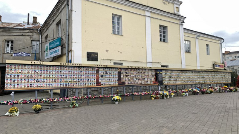 Стало відомо, куди планують перенести фотостенд загиблих воїнів з центру Луцька