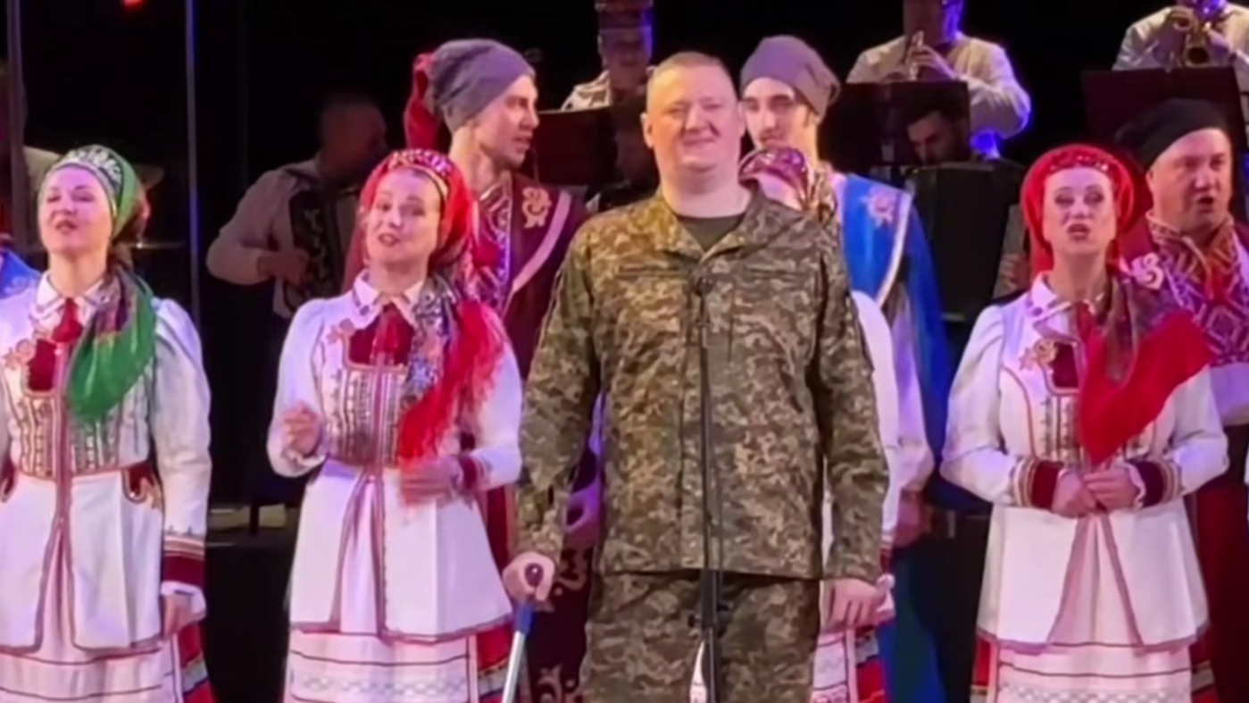 Зі сцени - на фронт і знову до пісні: військовий з Волині вперше за роки війни виступив на великій сцені