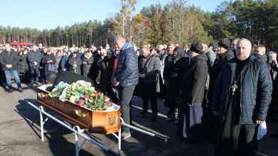 Йому навіки 25 років: на Волині всім селом прощалися з молодим Героєм Богданом Борисюком