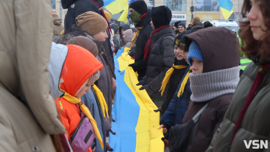 Лучани об’єдналися в «Ланцюг Єднання» до Дня Соборності України. Фоторепортаж