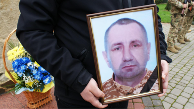 Рік тому одружився і мріяв про спільне майбутнє з коханою: на Волині поховали захисника Руслана Романюка
