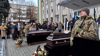 Сумне Різдво: у Ковелі сотні людей прийшли віддати останню шану Героям, які з перших днів війни стали на захист країни