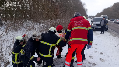 У Луцькому районі автівка зіткнулася з деревом, важко травмувалася жінка