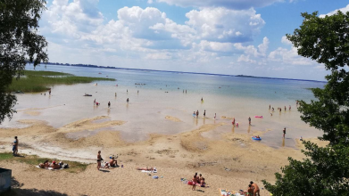 Аншлаг на пляжі, легендарні пончики та вугор: Шацькі озера на час війни замінили море