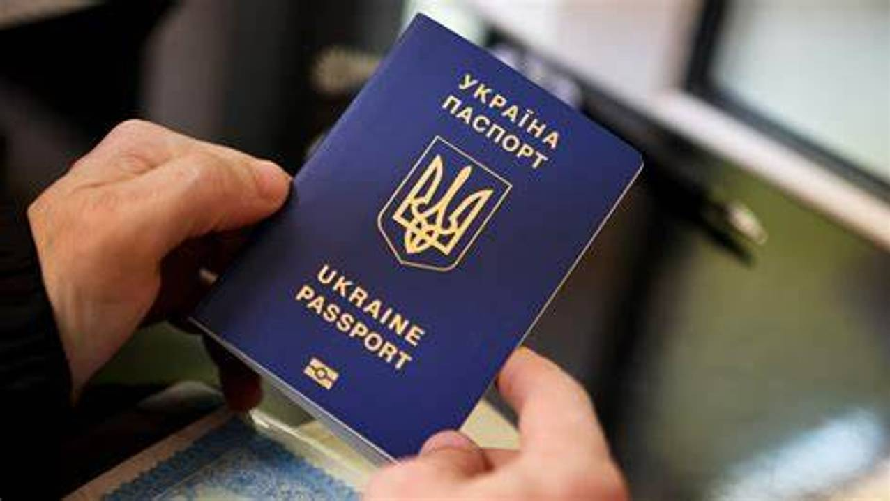оформлення паспортів чоловікам за кордоном