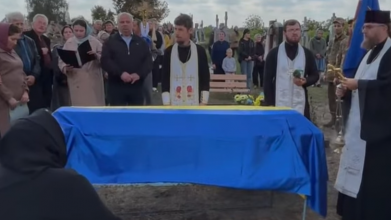 Загинув на Донеччині внаслідок артилерійського обстрілу: на Волині провели в останню путь Героя Олександра Дроця