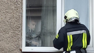У Луцьку маленька дитина зачинилася в квартирі, викликали рятувальників