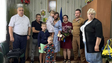 Був вірним сином України: посмертну нагороду 28-річного Героя з Волині вручили дружині