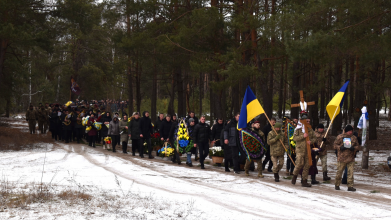 Зійшлося усе село: на Волині в останню дорогу провели полеглого на Курщині молодого Героя Сергія Зімича