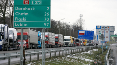 Заблоковані на кордоні із Польщею вантажівки перевозитимуть в Україну залізницею