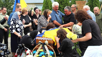 На кладовищі розділили весільний хліб: у громаді на Волині прощалися з молодим Героєм, який загинув на фронті