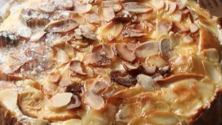 Неймовірно смачний яблучний пиріг без цукру та борошна — швидкий дієтичний рецепт