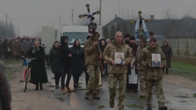 На Волині зустріли траурний кортеж з тілами трагічно загиблих у ДТП військовослужбовця та його коханої