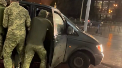 У Луцьку водій намагався втекти від ТЦК та заїхав до входу в універмаг: чоловіка винесли з ЦУМу