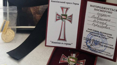 Матері загиблого воїна з Волині вручили Князівський хрест Героя