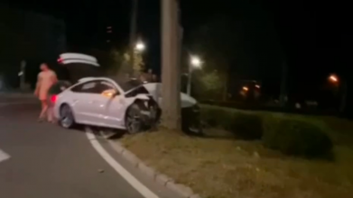 У Луцьку біля ТЦ «Глобус» водій Audi влетів у стовп: постраждалого забрала швидка