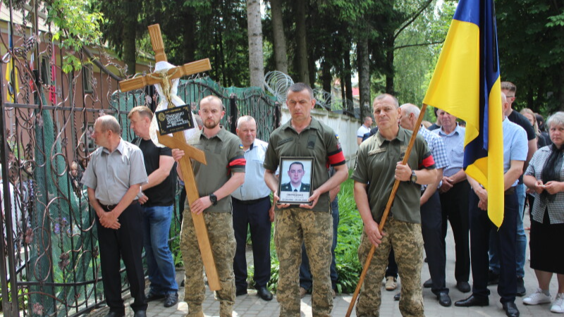 Життя обірвалося внаслідок поранень: у Луцькій громаді в останню путь провели Героя Дмитра Свириденка