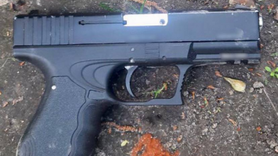 У Луцьку два чоловіки залишили пістолет на дитячому майданчику