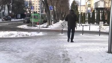 Керівників ЖЕКів Луцька оштрафували за непосипані тротуари