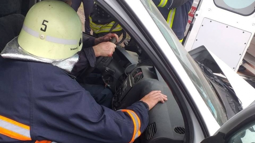 Водія, який травмувався у ДТП в Нововолинську, з авто діставали рятувальники