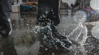 Що зробити, щоб взуття не промокало: прості способи захисту