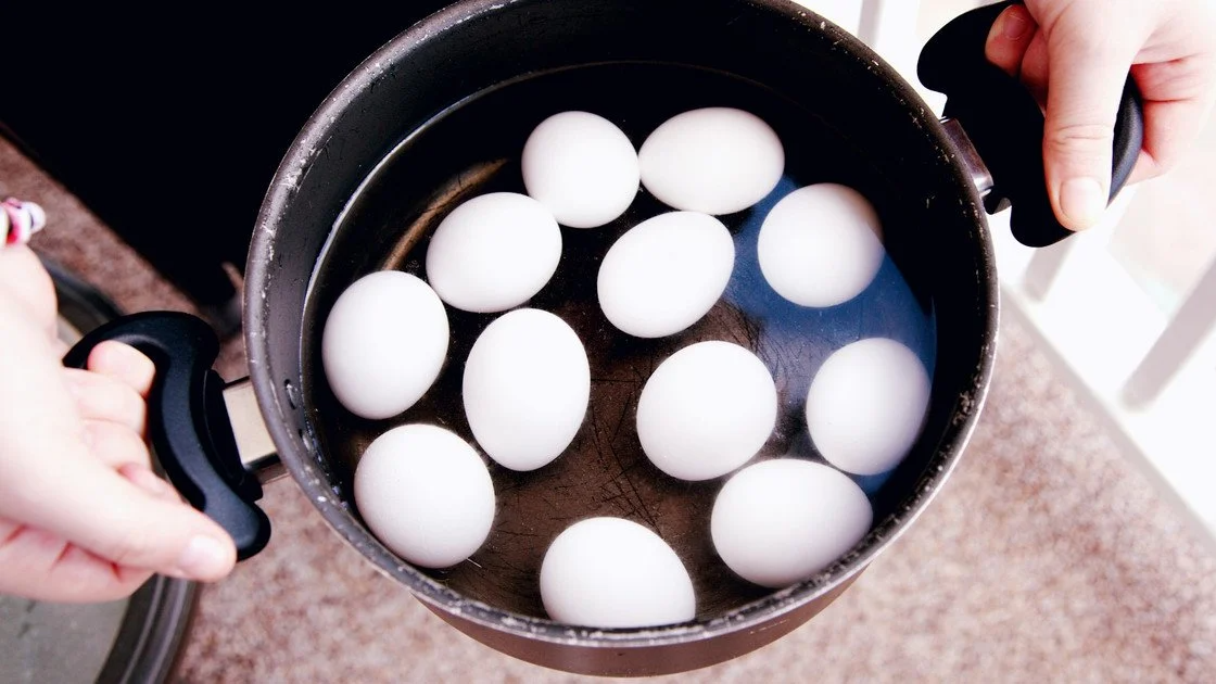 Чому не можна заливати гарячі яйця холодною водою: порада кухарів, яку варто знати