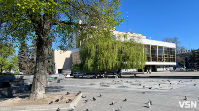 Гори сміття після вечірніх гулянь: що відбувається на Театральному майдані в Луцьку