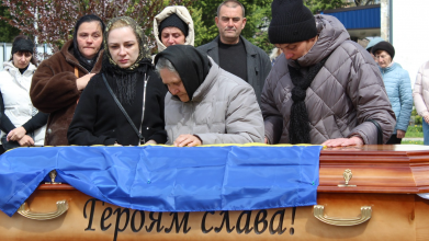Не дочекалася дружина, не обійняла мама: волиняни попрощалися з полеглим Героєм Дмитром Демчуком
