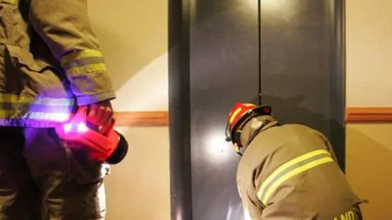 Ліфтова пастка: У Луцьку чоловік застряг у ліфті та зламав його