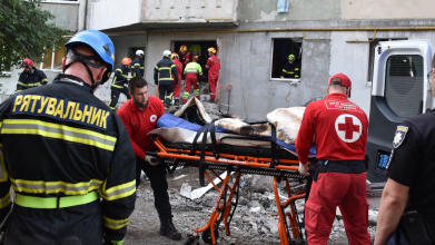 З-під завалів у Луцьку деблокували тіло чоловіка: його кохану досі шукають