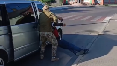 У Луцьку на вулиці Гнідавській чоловіка затягнули в бус: у ТЦК пояснили, що сталося