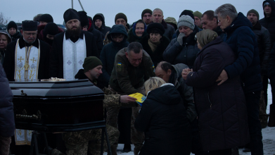 «Триматиме стрій у небесах, які дуже любив»: на Волині сотні людей прийшли на похорон офіцера Руслана Євчука