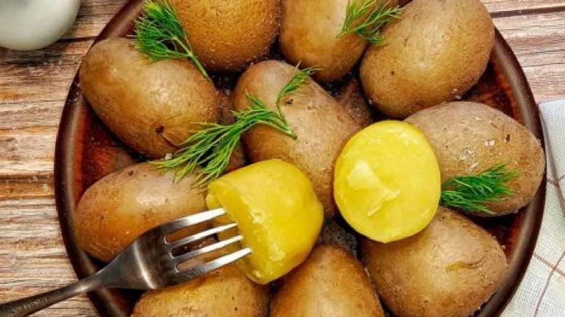 Смачна картопля в мундирі - рецепт