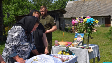 Поховали у День Героя: на Волині в останню дорогу навколішки провели полеглого за Україну Анатолія Абрамовича