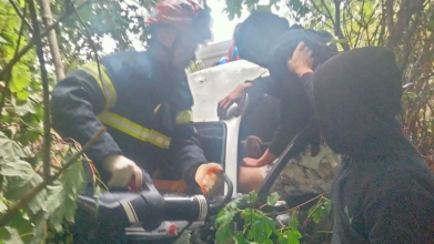 У Луцькому районі рятувальники визволяли водія з авто після аварії