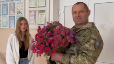 Директор ліцею на Волині повернувся з фронту: учні влаштували зворушливу зустріч