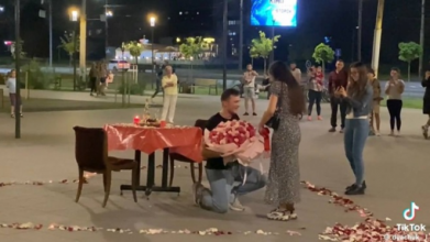З романтичною вечерею та доріжкою з троянд: у Луцьку біля РАЦСу хлопець зробив пропозицію коханій. Відео
