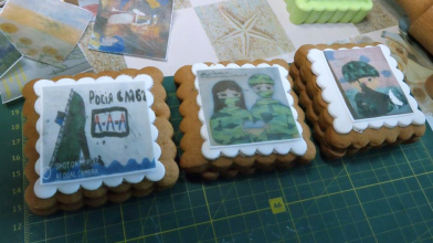 Робота через сльози: волинська кондитерка випікає печиво з їстівними картинками для воїнів