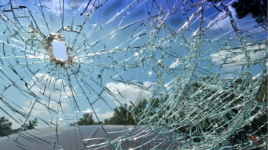 На Волині чоловік кинув камінь в автомобіль жінки і вдарив її: як його покарали