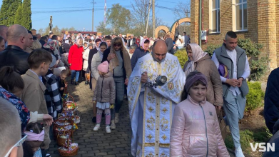 Прийшли сотні людей: у селі Боратин біля Луцька освятили великодні кошики. Фото