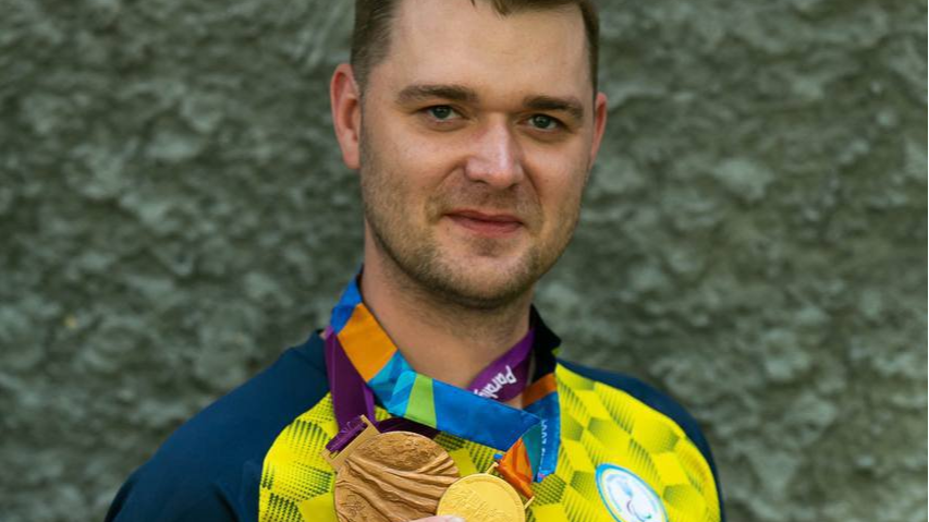 Український паралімпієць продає свої медалі аби купити шоломи та бронеплити для військових