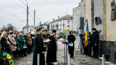 «Він ніколи не думав про себе й не скаржився»: у Луцьку відкрили меморіальну дошку на честь бойового медика Романа Ткача