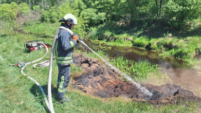 На Волині майже 7 годин гасили пожежу на торфовищі