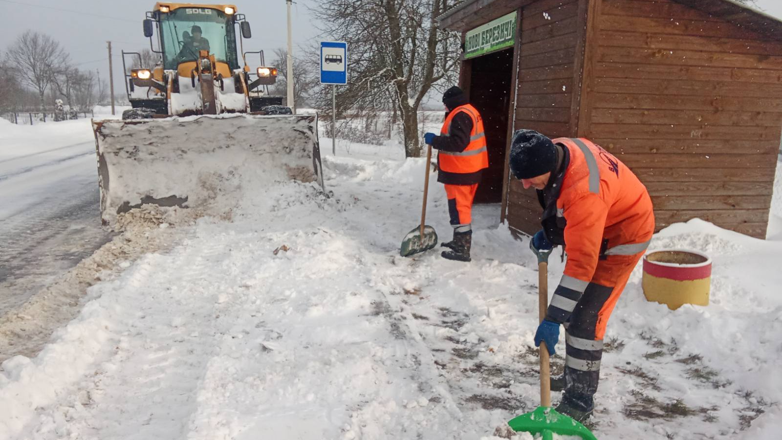 На Волині дорожники без вихідних розчищають наслідки снігопаду. Фото