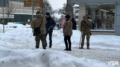 «Це не жебрацтво»: чому ветерани у Луцьку роздають пробники парфумів за донат