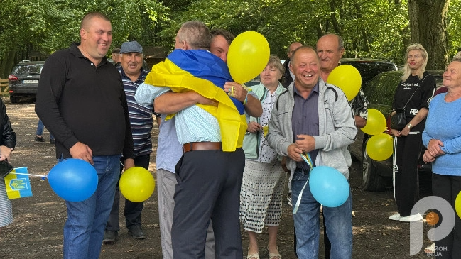 На Волині з квітами та сльозами зустріли звільненого з полону військового