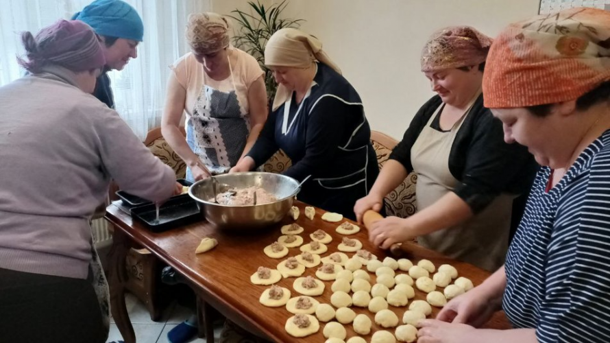 Тисяча пирогів щодня: волинські господині готують домашню випічку для бійців