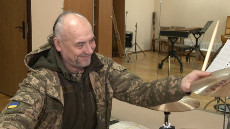 Музикант, який став військовослужбовцем: викладач луцької музшколи прийшов у відпустку