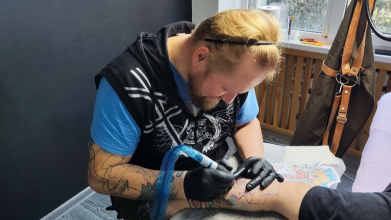 «Найважче - відчуття того, що в тебе все забрали»: майстер з Луганщини робить патріотичні татуювання у Луцьку